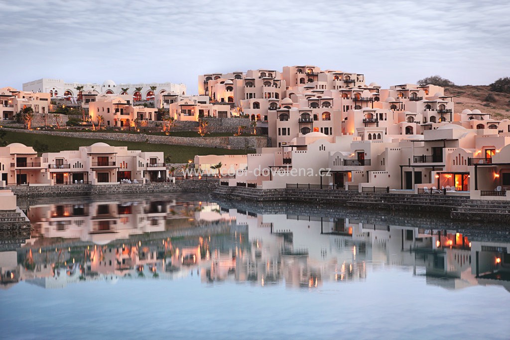 Hotel Cove Rotana Resort & Hotel